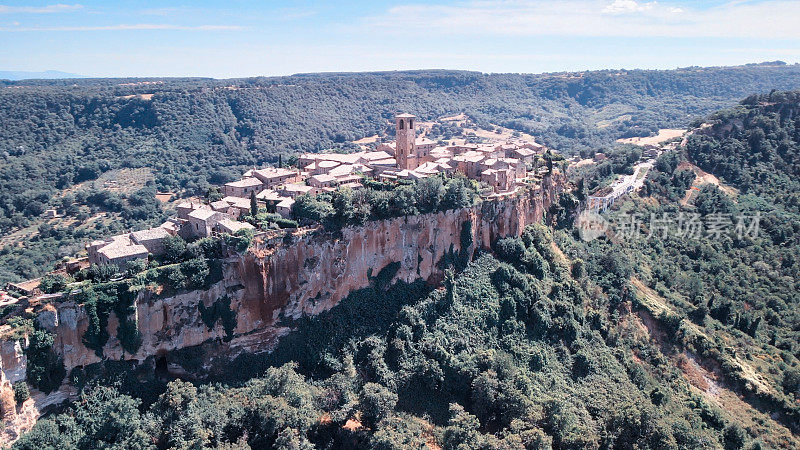 全景鸟瞰图的Civita di Bagnoregio从飞行的无人机周围的中世纪城市，意大利。